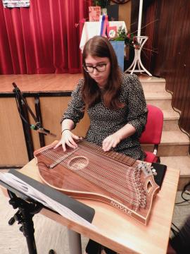 Venček slovenskih narodnih je na citre zaigrala Vesna Sirc